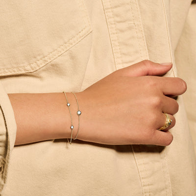 Delicate armband van 14k geel goud met kleine zirkonia schakels in bicolor goud.