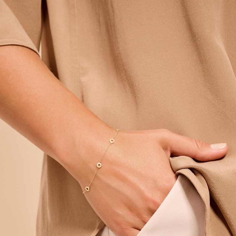 Fijne armband van 14k geelgoud met kleine ronde schakels aan damespols.