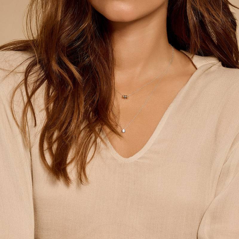 Ketting met 14k wit goud en 14k rosé goud hangers aan fijne schakels.