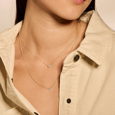 Bicolor ketting met 14k geel goud en kleine zirkonia hanger op halslijn.