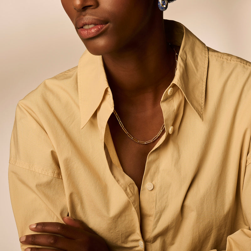 14k geelgouden ketting met grove schakels, subtiel glanzend, driekwarts zicht.