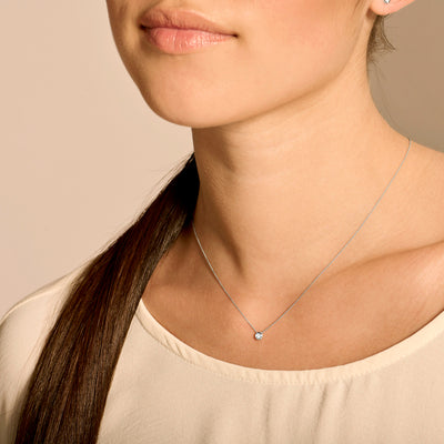 Fijn collier met enkele diamant aan 14k wit gouden ketting, subtiel en minimalistisch.