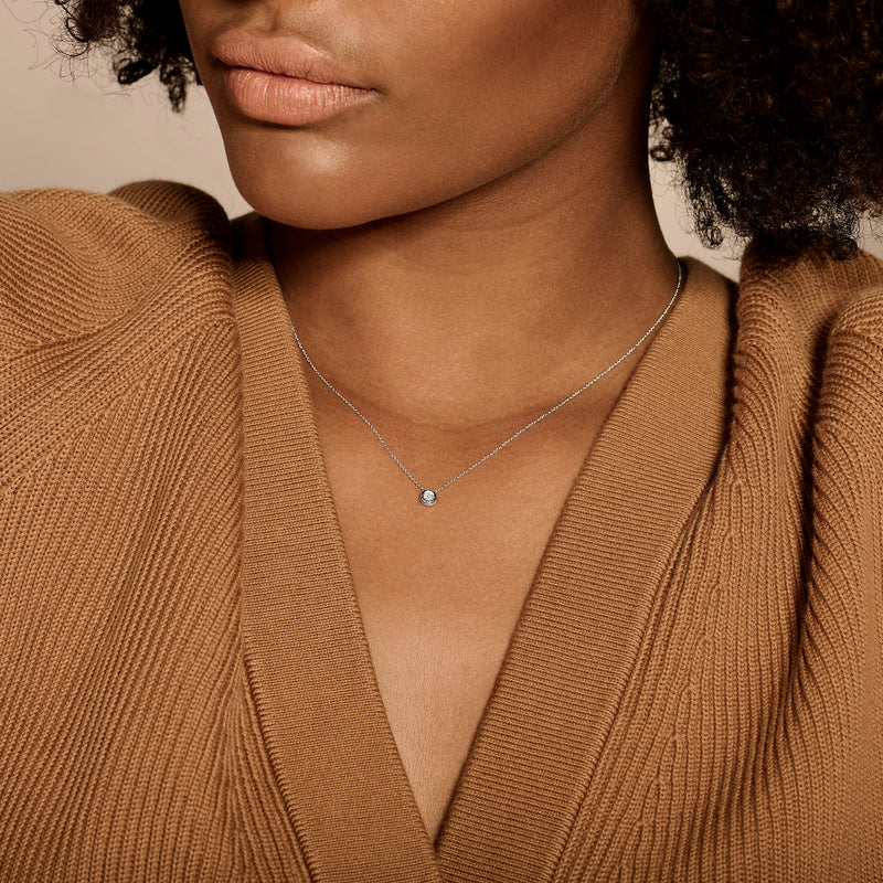 14k wit goud collier met kleine solitaire diamant en fijne schakelketting.