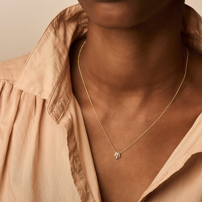14k geelgouden fijne schakelketting met subtiele hanger met zirkonia.