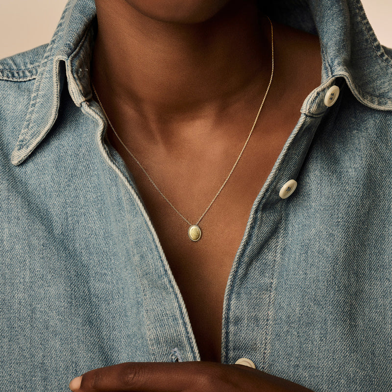 Delicate ketting van 14k geel goud met een fijne schakel en ronde hanger.