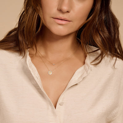 14k goud ketting met kleine ronde zirkonia hanger aan fijne ketting.