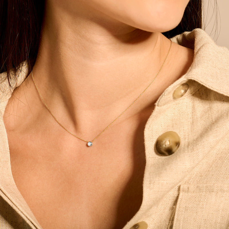 14k rosé goud collier met een enkele diamanthanger aan een fijne ketting.