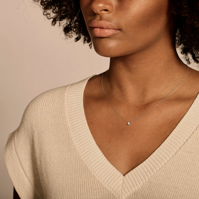 Delicate collier met een solitaire diamant in 14k wit goud aan een dunne ketting.