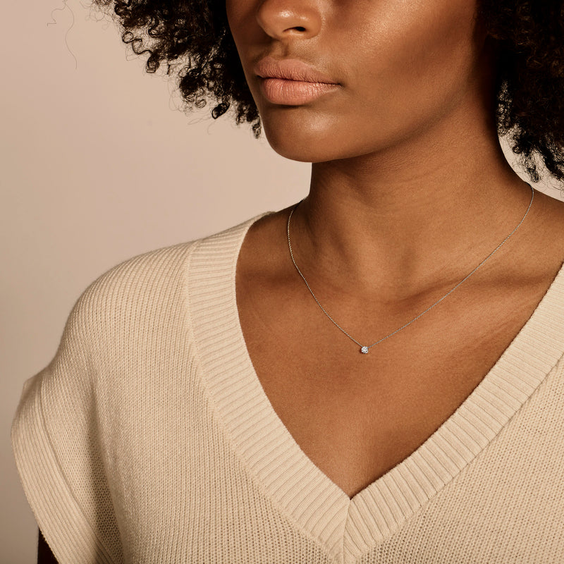 Delicate collier met een solitaire diamant in 14k wit goud aan een dunne ketting.