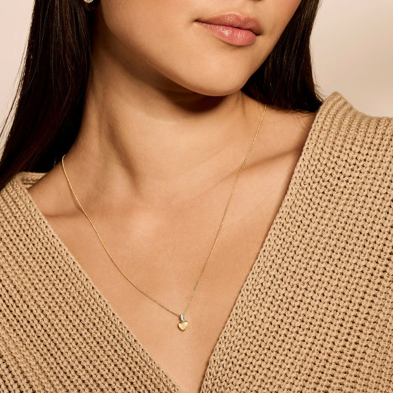 Bicolor hanger met hartvorm in 14k geel en wit goud met zirkonia aan fijne ketting.
