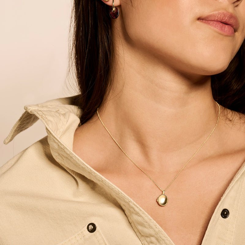 Model met medaillon aan ketting