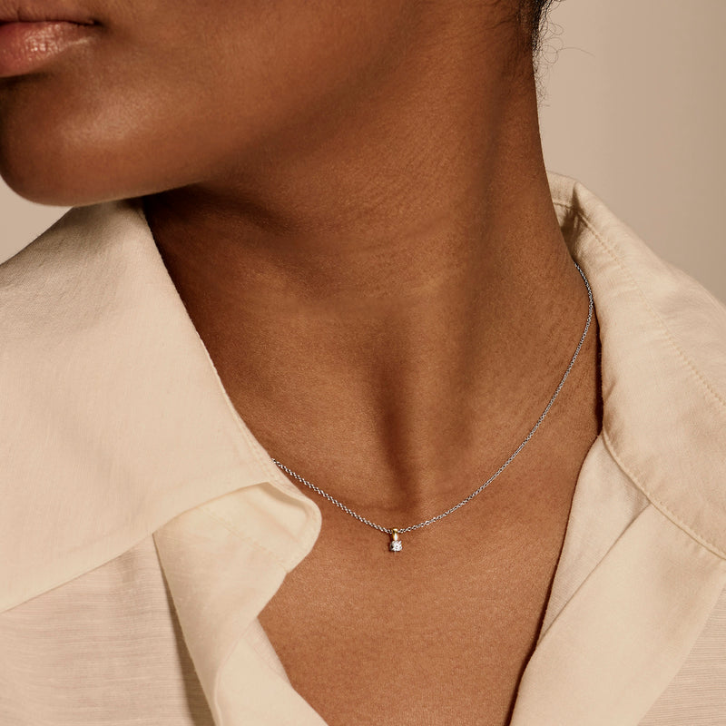Bicolor gouden hanger met solitaire natuurlijke diamant aan dunne 14k witgouden ketting.