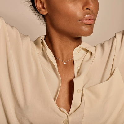 Bicolor hanger met natuurlijke diamant in 14k geel en wit goud aan fijne ketting.