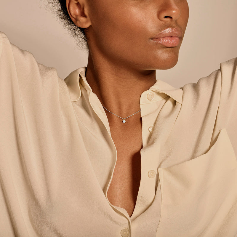 Bicolor hanger met natuurlijke diamant in 14k geel en wit goud aan fijne ketting.
