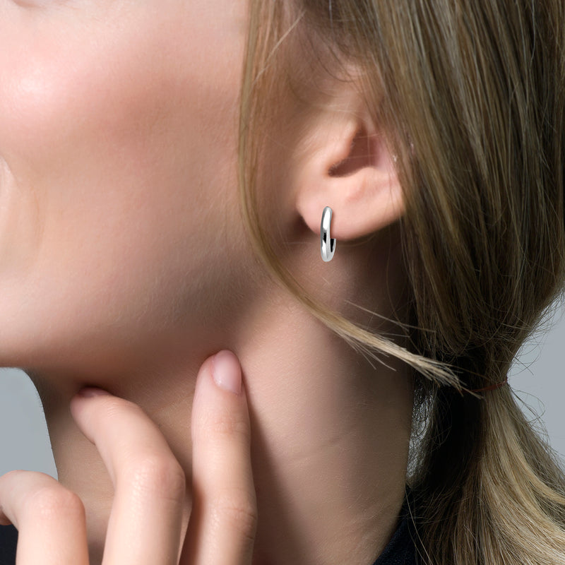 Oorring 14k wit goud, eenvoudige halve hoepel met glad oppervlak, subtiel design.