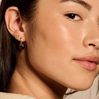 Oorknopjes van 14k goud met bicolor ontwerp, mix van geel- en witgoud.