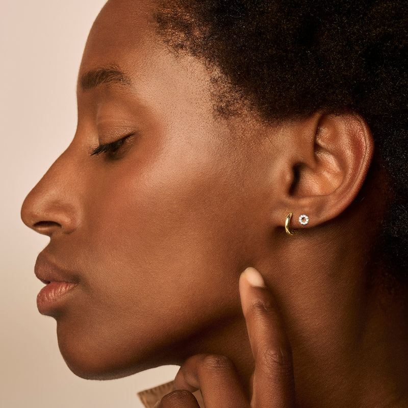 Puces d'oreilles en or 14k avec zircone blanche et détail en or bicolore.