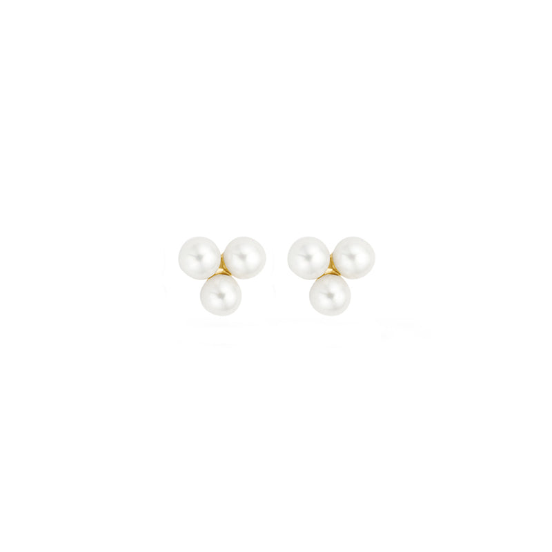 Oorknoppen van 14k geelgoud met drie kleine witte parels per stuk.
