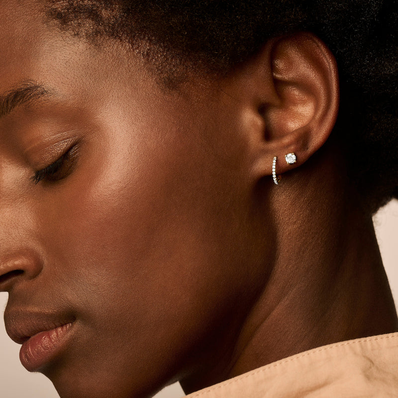 Boucles d'oreilles en or jaune 14k avec de petits diamants étincelants.