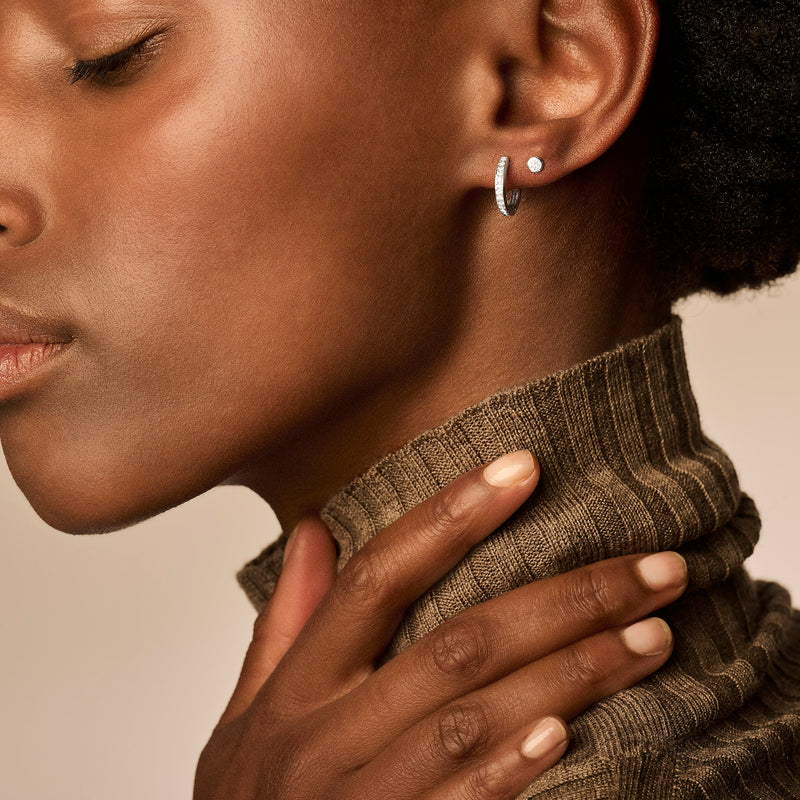 Ohrstecker aus 585er Weißgold mit dezentem Glanz und glattem Design.