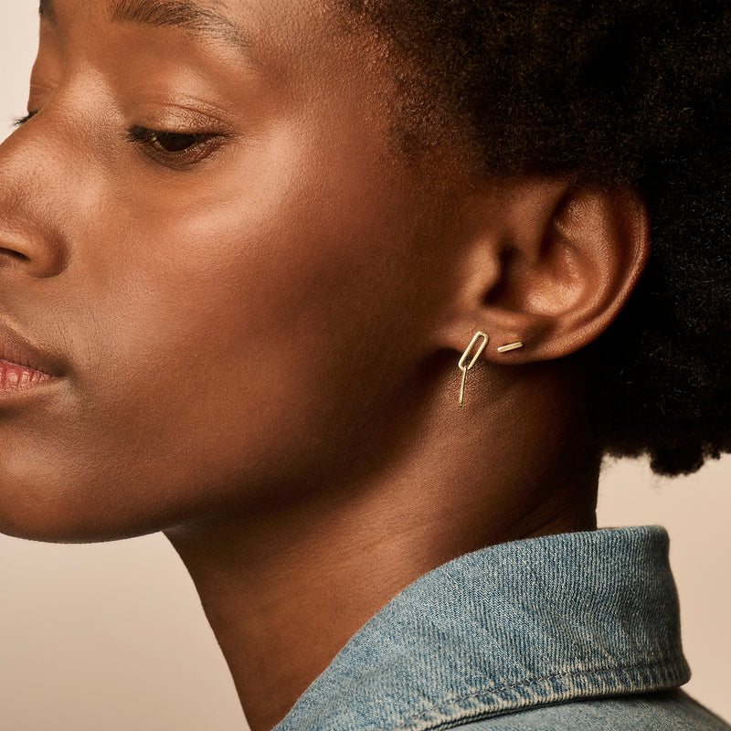 Oorbellen van 14k bicolor goud met fijne groef aan oorlel, subtiel en klein.