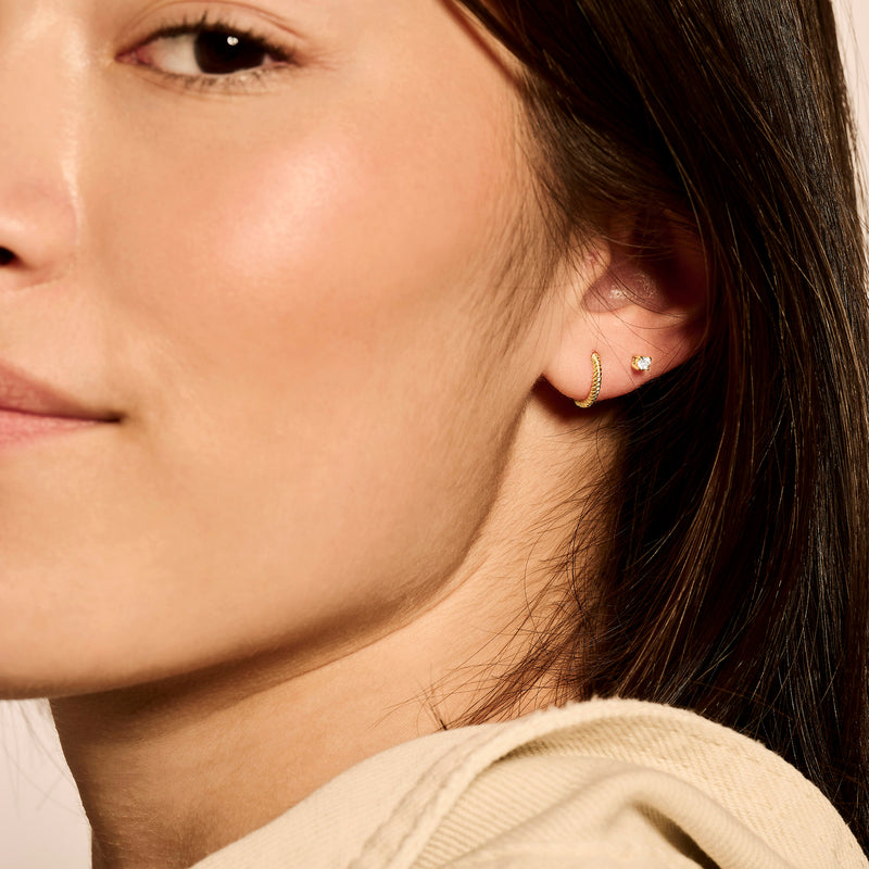 Oorring van 14k geelgoud met glad oppervlak en eenvoudige ronde vorm.