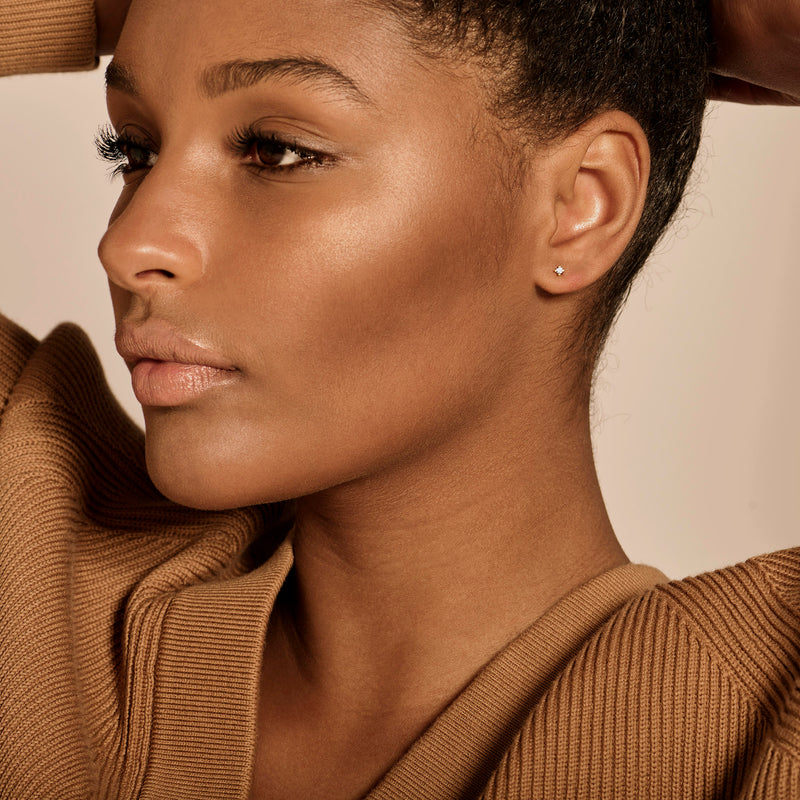 14k geel gouden oorknop met fonkelende natuurlijke diamant, subtiel en tijdloos.