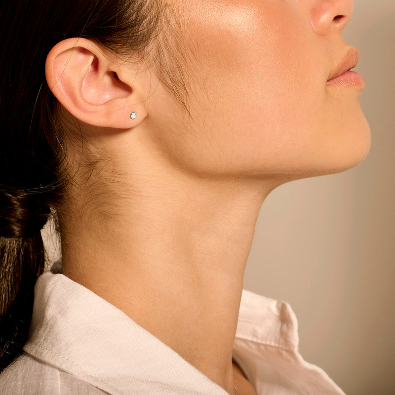 14k wit gouden oorknop met ronde natuurlijke diamant, subtiele sparkle.