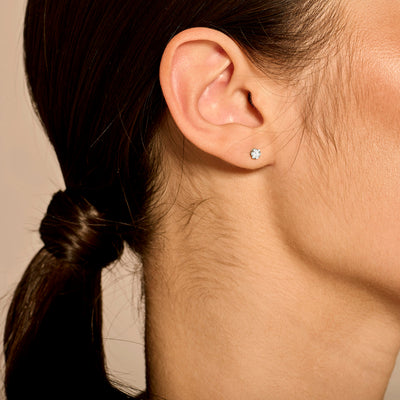 14k wit goud oorknop met fonkelende natuurlijke diamant, subtiel en minimalistisch.