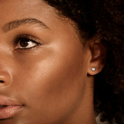 14k wit gouden oorknop met ronde diamant in natuurlijke schittering.