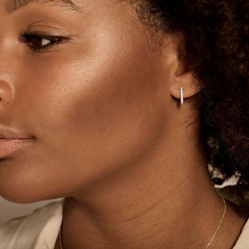 14k wit goud oorring met bicolor ontwerp en kleine diamant accent.
