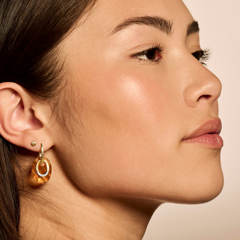 Oorbedel met citrien in 14k goud, ronde hanger met glanzende steen en gouden ring.