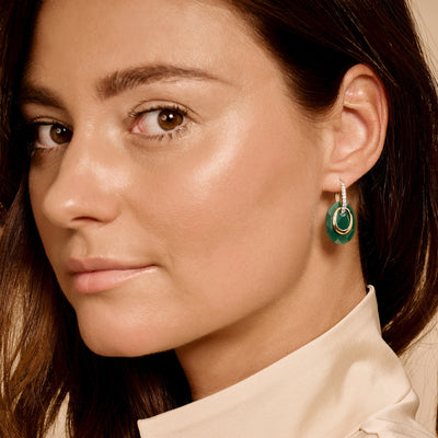 Oorbedel met groene agaat in 14k goud, cirkelvormige hanger aan oorbel  .