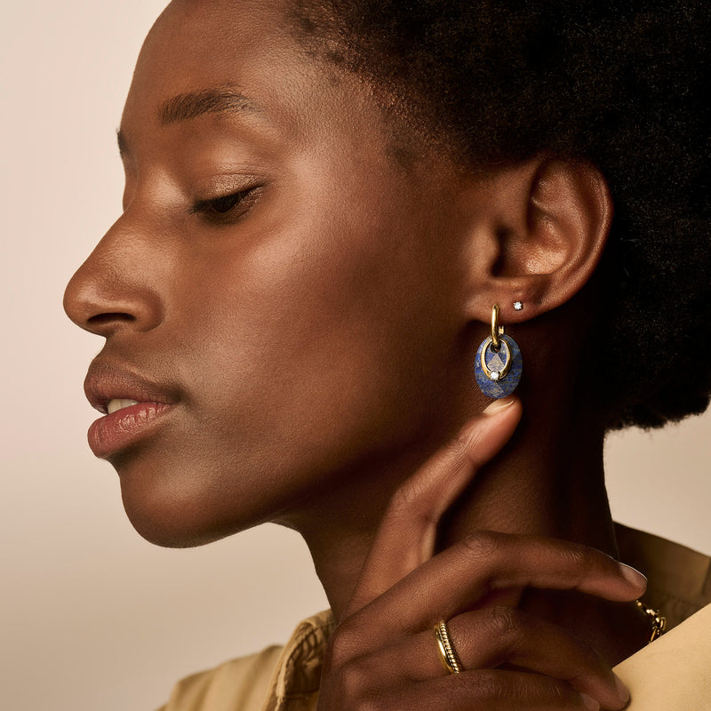 Oorbedels van 14k Goud met ovale lapis lazuli hangers en kleine gouden rondjes.