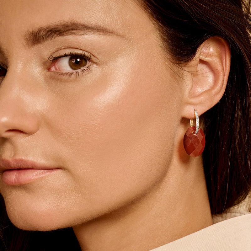 Breloques d'oreilles avec agate rouge ronde sur crochet en or rose 14k portées à l'oreille.