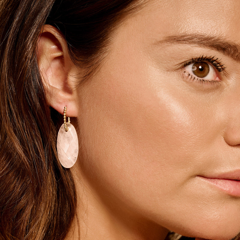 Oorbedeel van 14 Rosé goud met grote, glanzende rozenkwarts hanger.