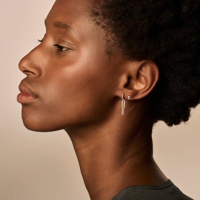 Oorbedel van 14k geelgoud met dunne hanger en gesloten ringetje.