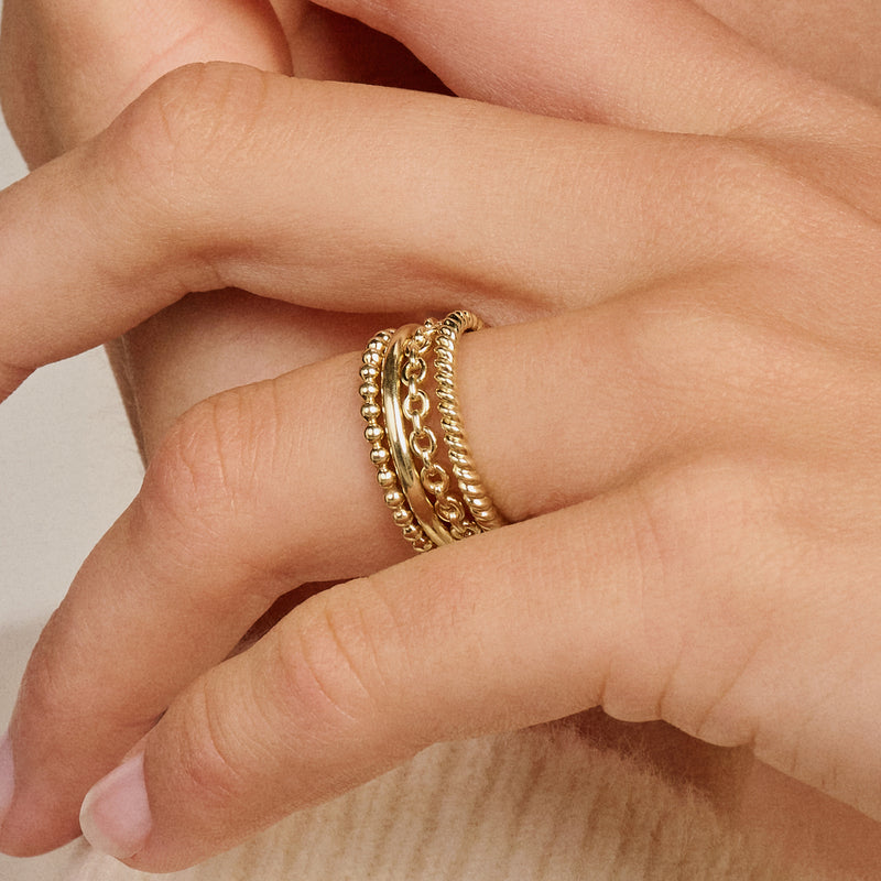Ring 14k goud met gedraaid motief brede band 2mm