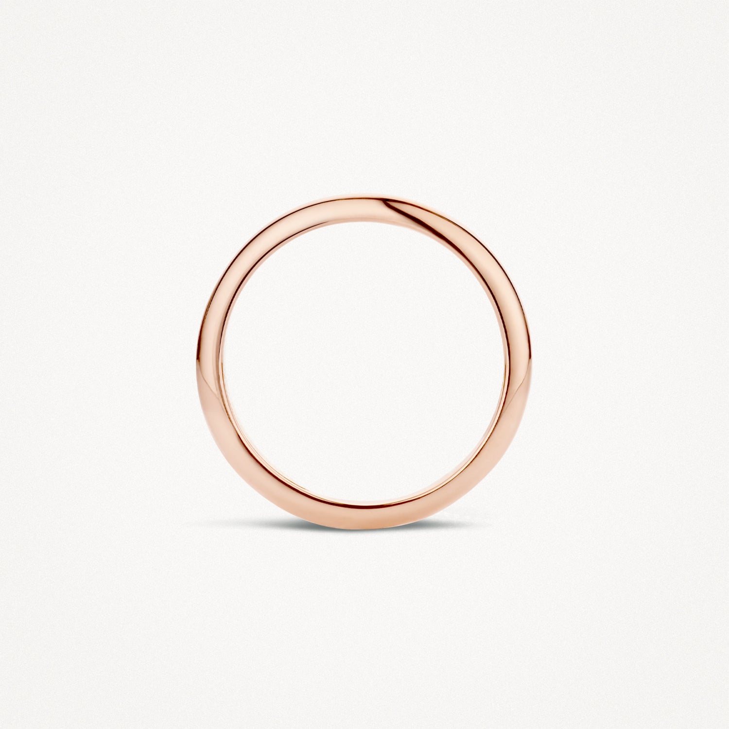 Bague fine en or rose 14k avec finition lisse et brillante, effet d'or bicolore visible.
