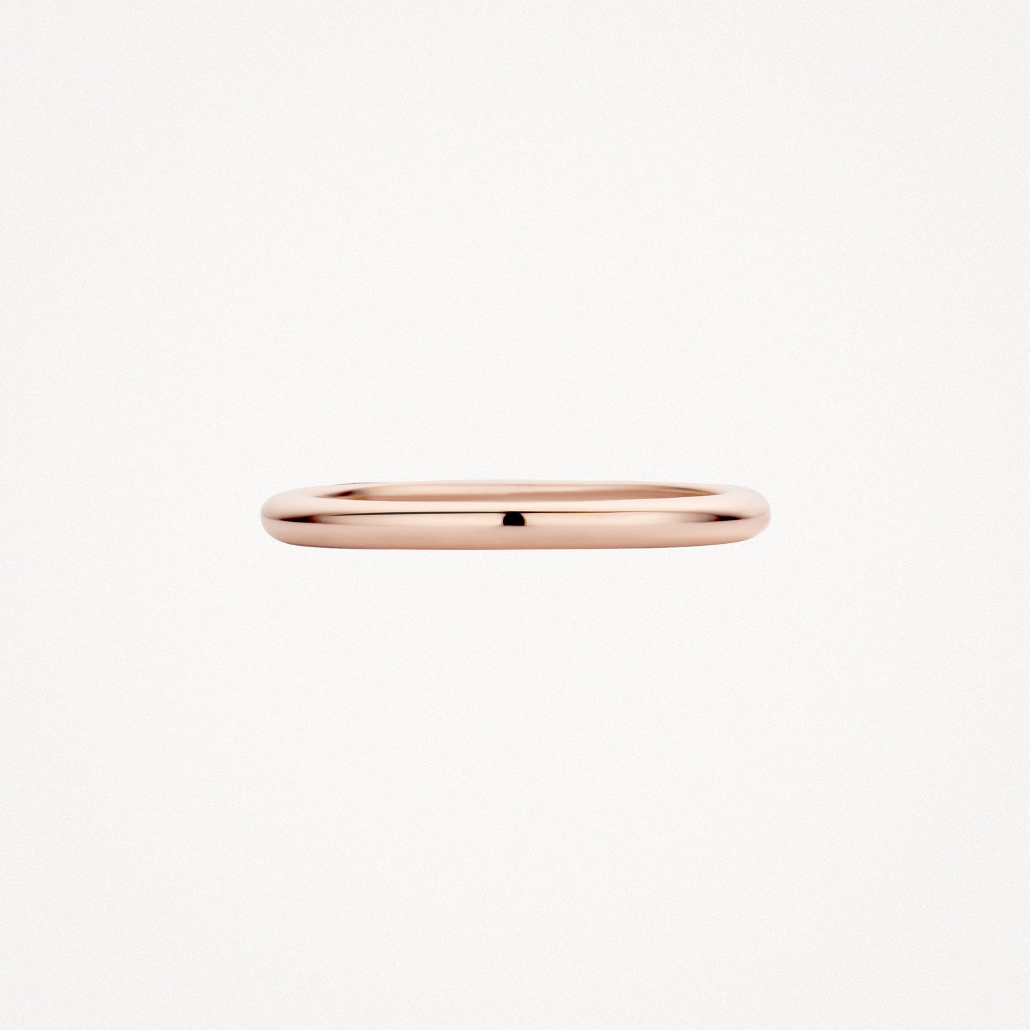 Bague étroite en or rose 14k avec une finition lisse et un design minimaliste.