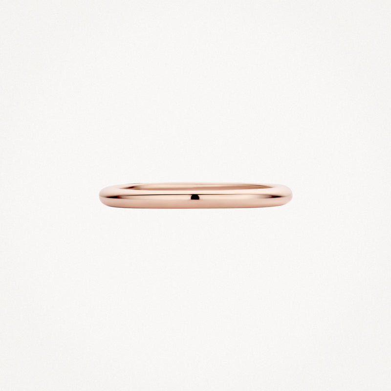 Bague étroite en or rose 14k avec une finition lisse et un design minimaliste.
