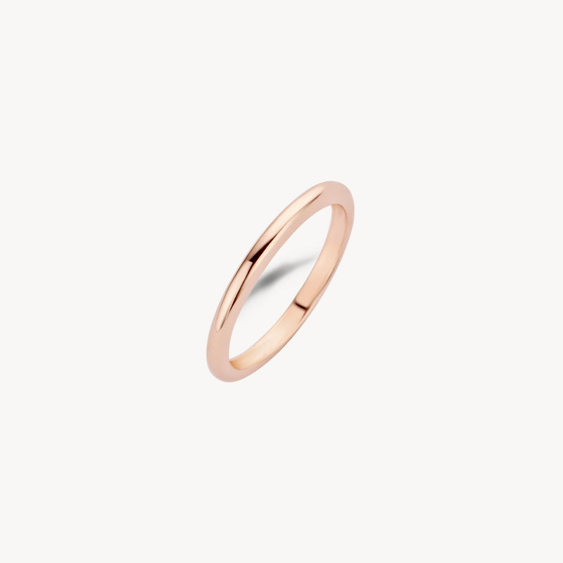 Bague étroite en or rose 14k avec surface lisse et bande ronde.