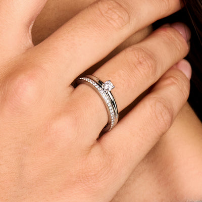 Bague avec zircones serti pavé en or blanc 14 carats