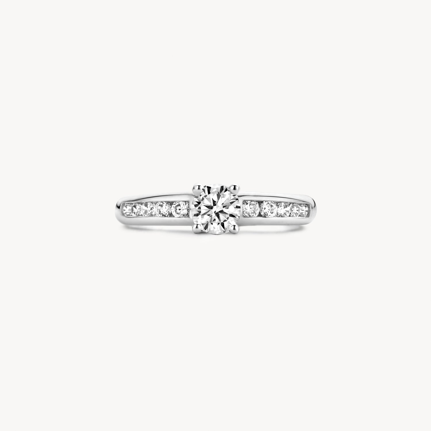 585er Weißgold Ring mit zentraler zirkonia und kleiner zirkonia auf beiden Seiten.