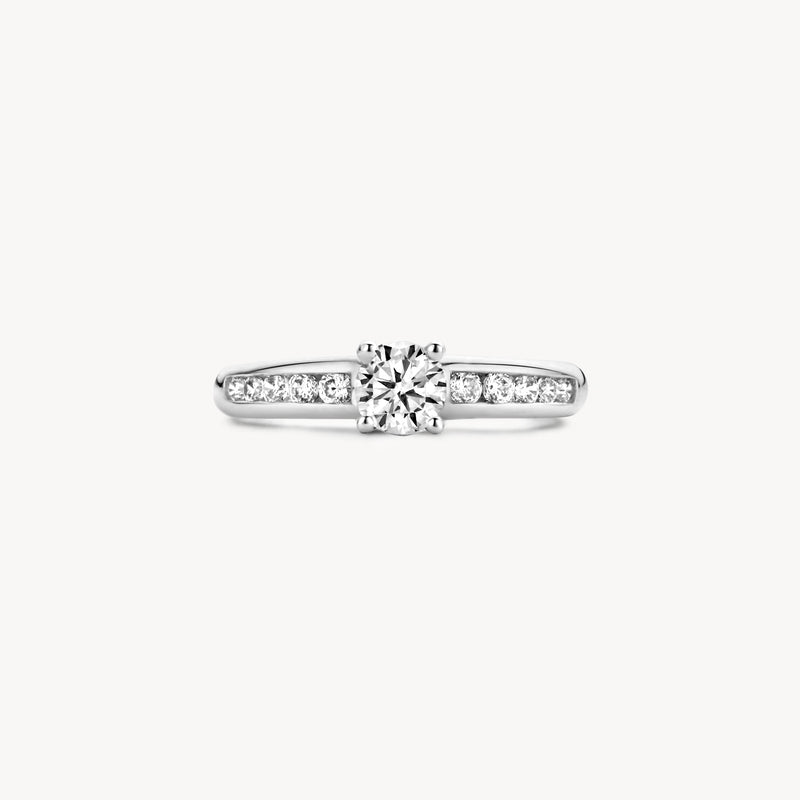 585er Weißgold Ring mit zentraler zirkonia und kleiner zirkonia auf beiden Seiten.