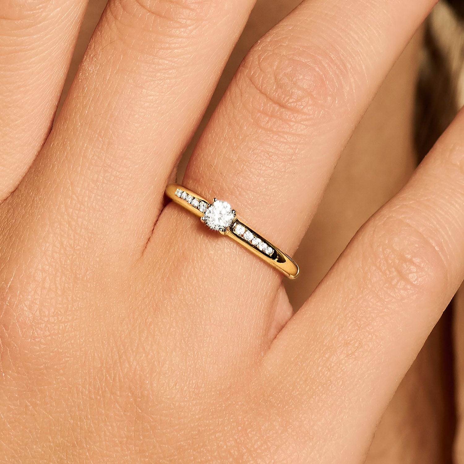 Ring met ⌀ 4 mm zirkonia en kleine stenen 14k goud