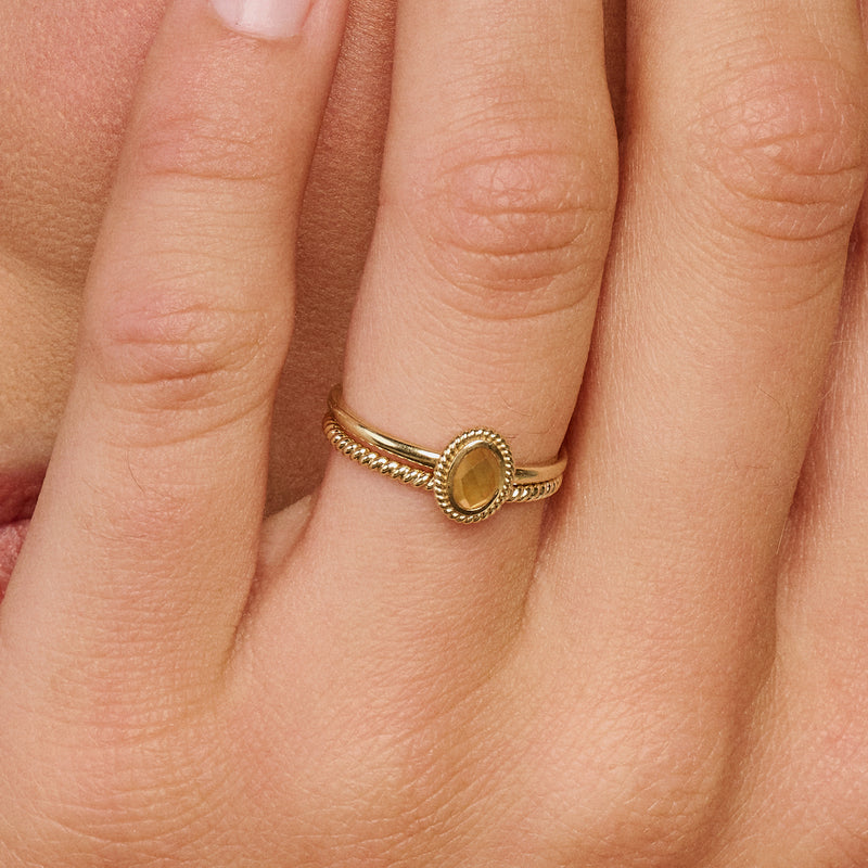 14k geelgouden ring met parelmoer en citrien, samen gestyled met een gedraaide ring.