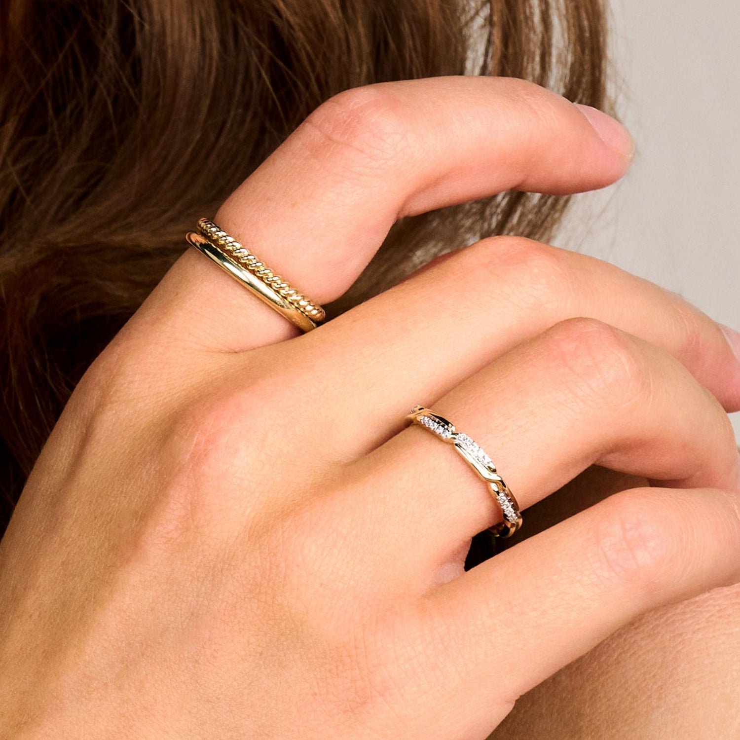 Ring 14k goud met gedraaid motief brede band 2mm