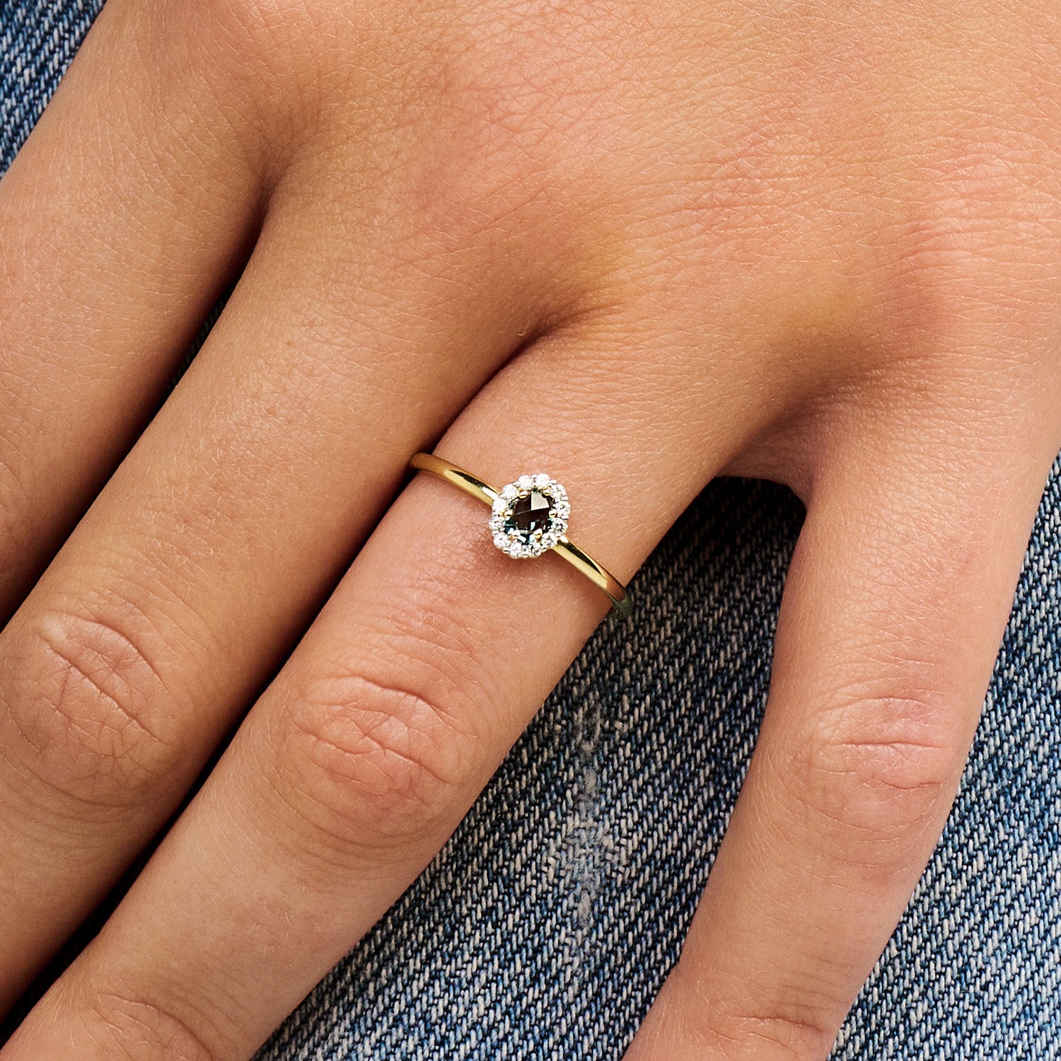 Bague avec topaze bleu suisse et de zircones en or 14 carats