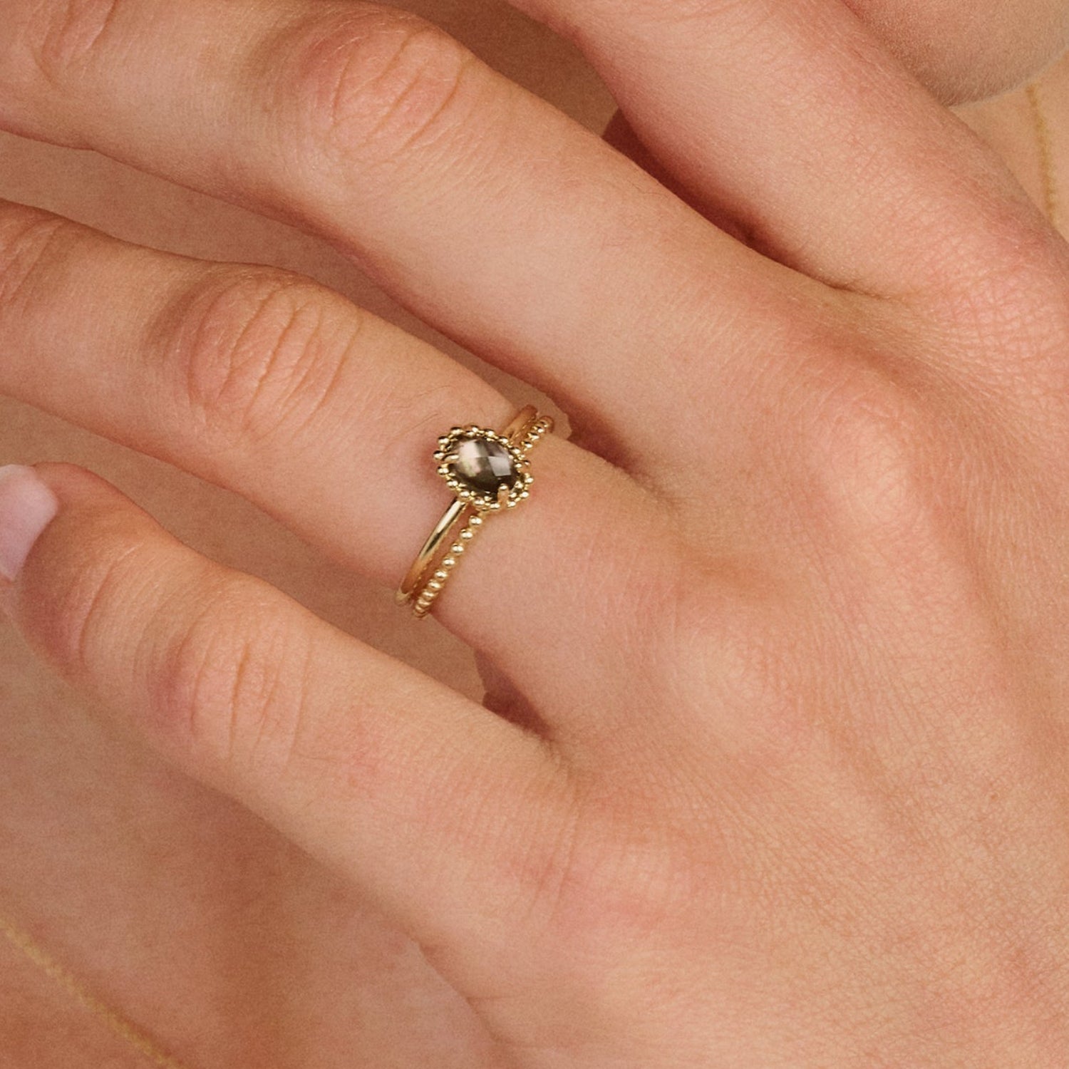 Ring met ovale parelmoer en bergkristal in 14k goud